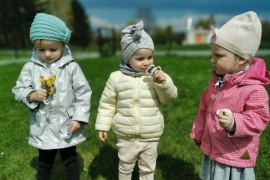 Troje dzieci z polnymi kwiatkami