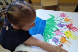 Dziewczynka malująca kolorowe kwitki