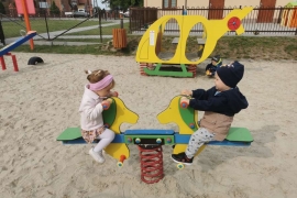 Dzieci bawią się na huśtawce