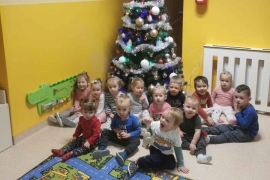 Dzieci pod ubraną świątecznie choinką
