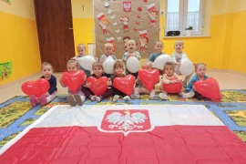 Dzieci z białymi i czerwonymi sercami