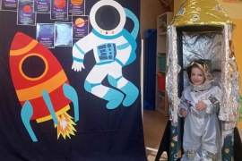 Plansza rakiety i stroju kosmonauty, dziecko w stroju kosmonauty