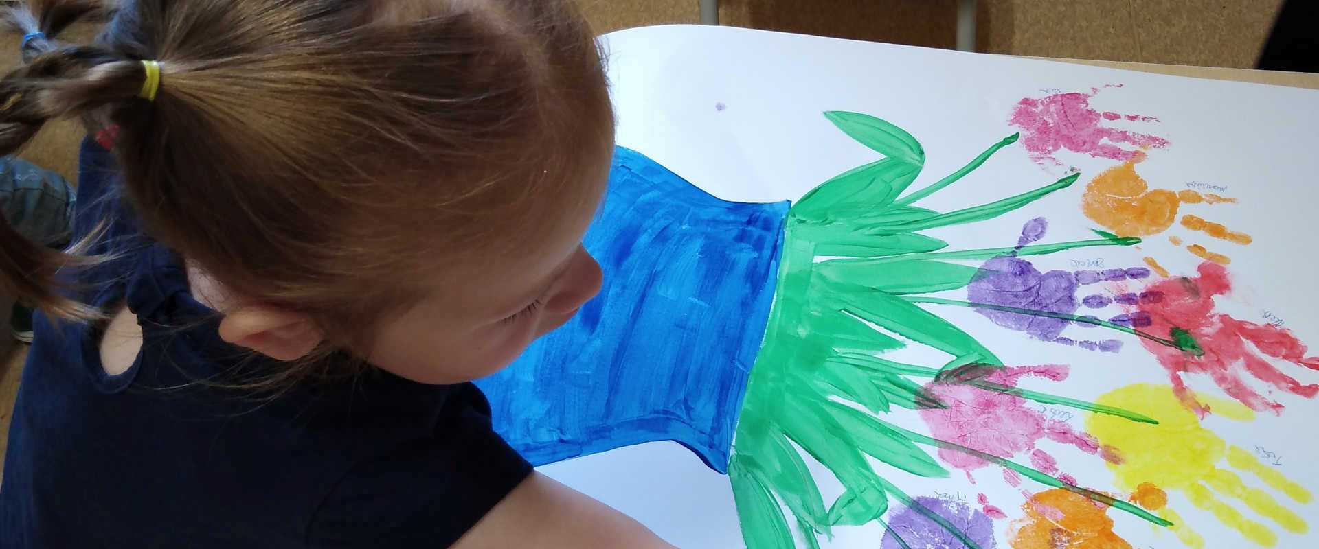 Dziewczynka malująca kolorowe kwitki