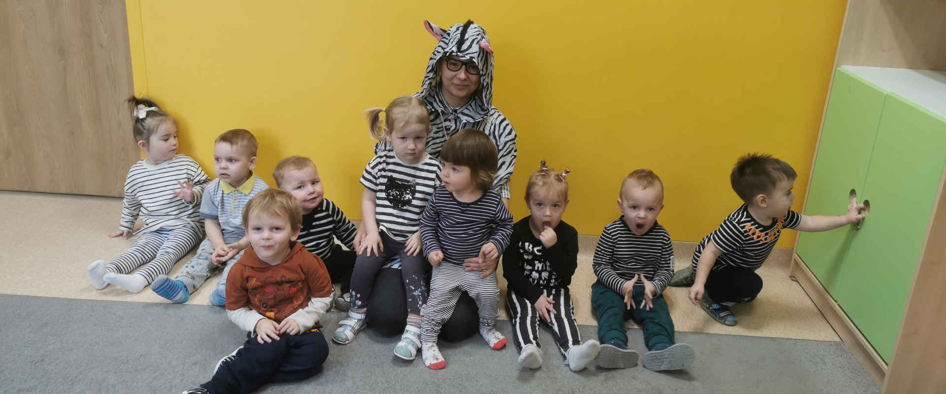 Zdjęcie grupowe dzieci z kobietą przebraną w stroju zebry